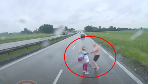 [WIDEO] Szokujące sceny na autostradzie A4. Półnagi mężczyzna szarpał się z kobietą na środku jezdni