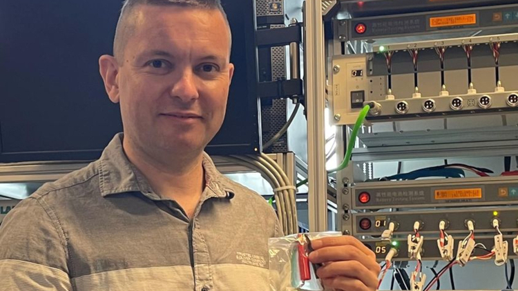 Prof. Marcin Molenda z UJ z ujawnionym prototypem ogniwa pryzmatycznego