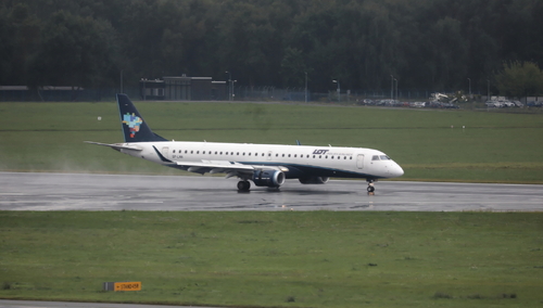 Samolot z ewakuowanymi z Afganistanu ląduje na Lotnisku Chopina w Warszawie.