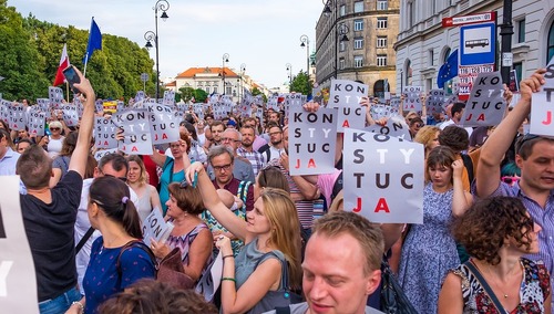 Protest "w obronie konstytucji" w Warszawie. Ilustracja poglądowa