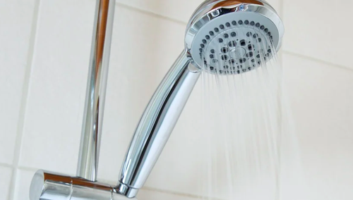 Niemieckie media nawołują do... sikania pod prysznicem. Całkiem poważnie