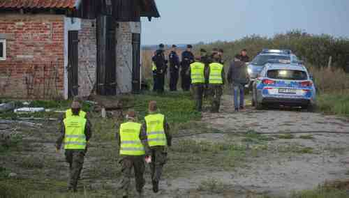 Służby w miejscu znalezienia rosyjskiego drona w miejscowości Korsze