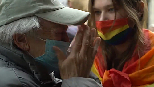 starsza pani powstrzymuje tęczową aktywistkę siłą miłości