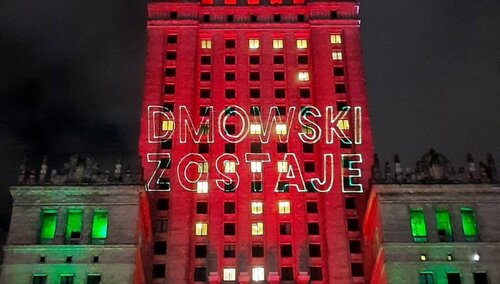 [FOTO] Robi wrażenie! Wielki napis "Dmowski zostaje" na Pałacu Kultury