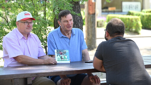 Władysław Żmuda (w środku) 