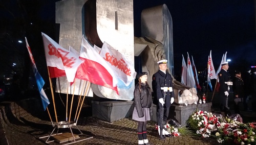 Uroczystości 54. rocznicy gdyńskiego Czarnego Czwartku - pomnik Ofiar Grudnia'70