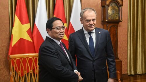 D. Tusk i Pham Minh Chinh