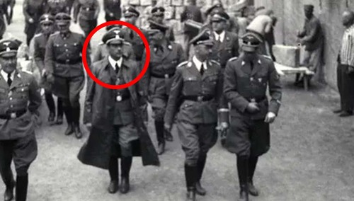 Wizyta Heinricha Himmlera w niemieckim obozie koncentracyjnym Mauthausen-Gusen (1941 r.). W długim płaszczu ówczesny Gauleiter Karyntii Franz Kutschera