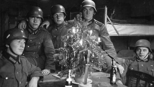 żołnierze Wehrmachtu w czasie Wigilii w jednym z bunkrów polowych na froncie wschodnim, ilustracja tekstów Onetu i CiekawostkiHistoryczne.pl