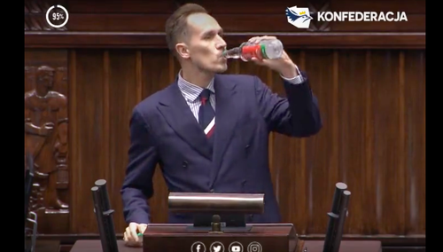 Debata o podwyżce akcyzy na alkohol. Poseł Konfederacji pił na mównicy sejmowej? [WIDEO]