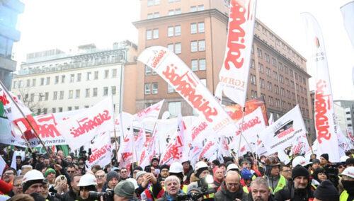 Tłum z transparentami