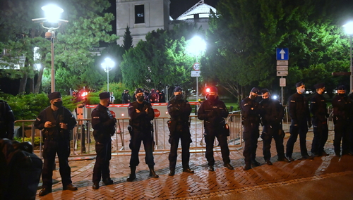 Przed Sejmem doszło do przepychanek między zgromadzonymi a posłem Konfederacji Dobromirem Sośnierzem.