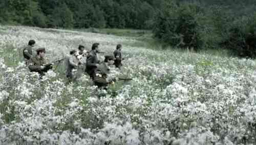 Kadr z filmu "Nasze matki, nasi ojcowie"