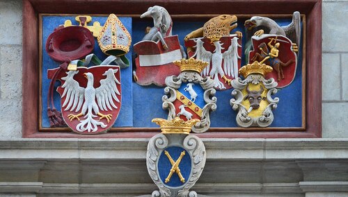 Fryz heraldyczny na budynku Collegium Maius, od lewej: herby biskupów krakowskich