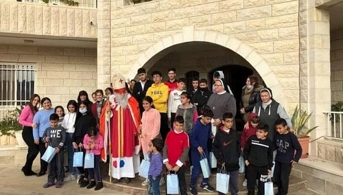 Dzieci i opiekunki w Domu Pokoju w Betlejem