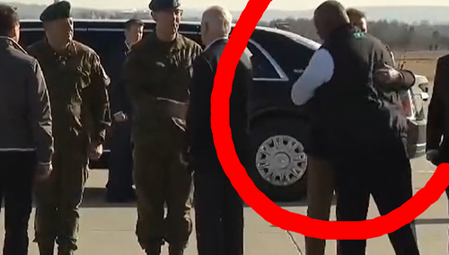 Sekretarz obrony USA wita się na lotnisku w Rzeszowie z ministrem obrony Mariuszem Błaszczakiem