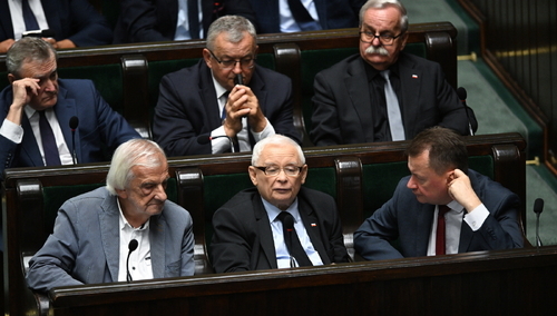 prezes PiS Jarosław Kaczyński (w środku)