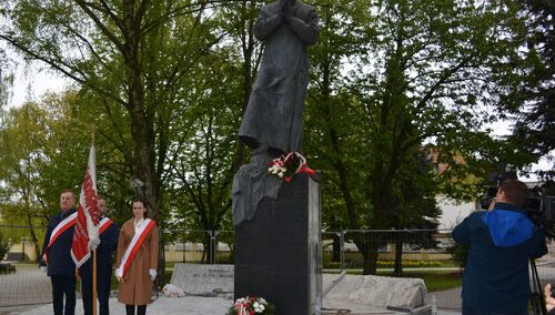 Imieniny bł. ks. Popiełuszki. Podlaska Solidarność złożyła kwiaty pod pomnikiem