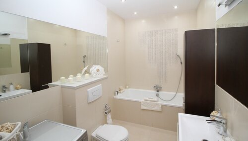 Czy w małej łazience można pozwolić sobie na wannę?