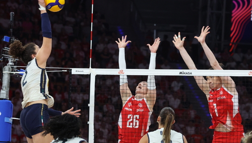 Polki Katarzyna Wenerska (C) i Aleksandra Gryka (P) oraz Alice Degradi (L) z Włoch w półfinałowym meczu Ligi Narodów siatkarek w Łodzi