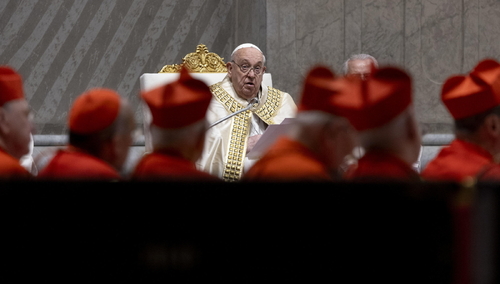 Papież Franciszek i kardynałowie w czasie I Nieszporów Uroczystości Świętej Bożej Rodzicielki Maryi