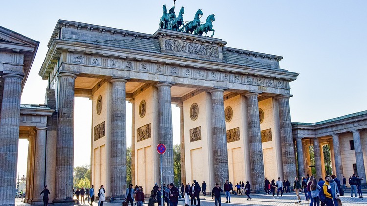 Brama Brandenburska, Berlin, przechodnie