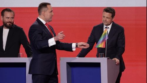 Karol Nawrocki przekazuje tęczową flagę Rafałowi Trzaskowskiemu