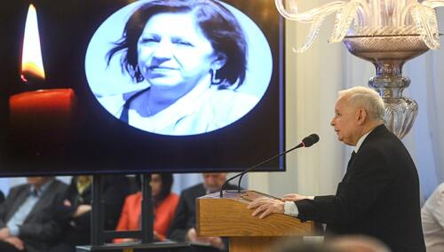 Prezes PiS Jarosław Kaczyński, w tle wizerunek ś.p. Barbary Skrzypek