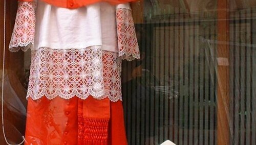 Strój kardynalski na witrynie rzymskiego sklepu