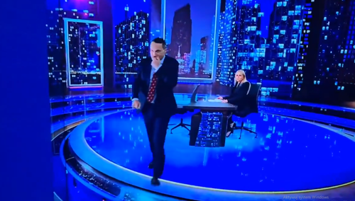 Radosław Sikorski opuszczający studio TVN