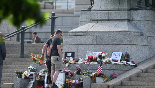 Ludzie przed pomnikiem upamiętniającym przedstawicielkę stanu Minnesota Melissę Hortman i jej męża