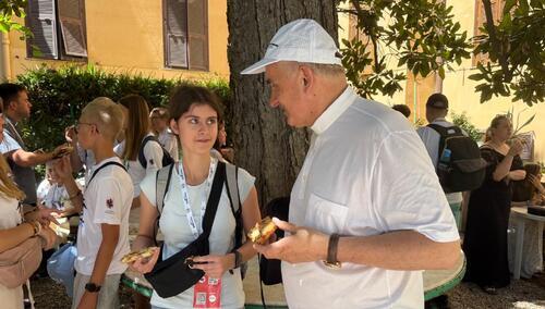 Bp Krzysztof Włodarczyk i młodzież 