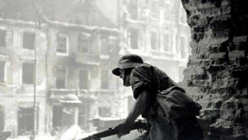 Powstanie warszawskie. Powstańcza czujka w ruinach kościoła św. Krzyża przy Krakowskim Przedmieściu