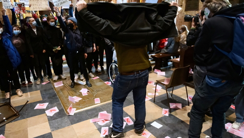 bojówkarze w kościele