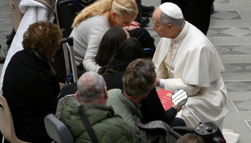 Leon XIV z wiernymi w czasie audiencji generalnej
