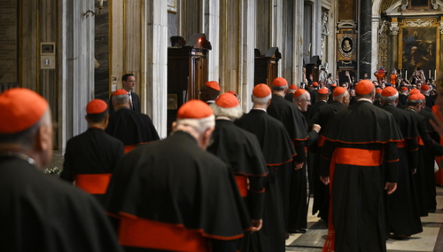 Kardynałowie zmierzający na nieszpory