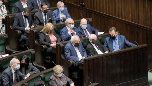 [SONDAŻ] "Kaczyński ucieka Tuskowi". PiS zostawia coraz bardziej w tyle KO