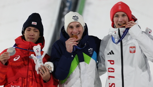 Japończyk Ren Nikaido (srebro), Słoweniec Domen Prevc (złoto) i Polak Kacper Tomasiak (brąz)