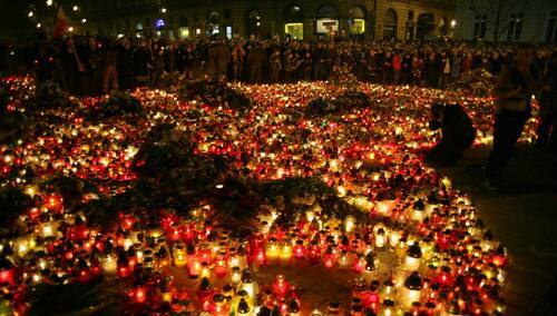 Znicze i kwiaty przed Pałacem Prezydenckim w Warszawie, 2010 rok