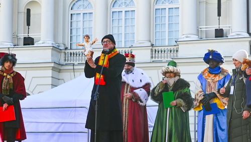 abp Adrian Galbas z figurką Dzieciątka Jezus