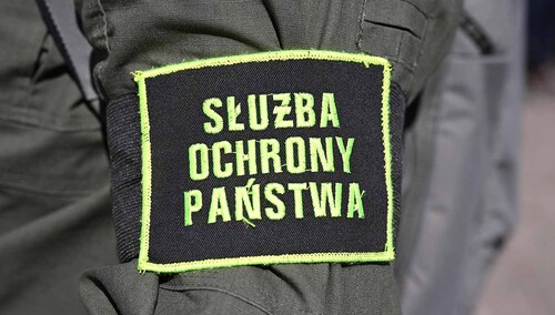 Naszywka z napisem Służba Ochrony Państwa na mundurze funkcjonariusza w Szczecinie