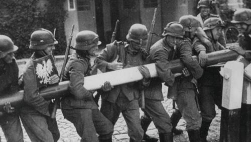 Niemieccy żołnierze inscenizują dla celów propagandowych scenę łamania polskiego szlabanu granicznego w Kolibkach. Wrzesień 1939 r. (AIPN)