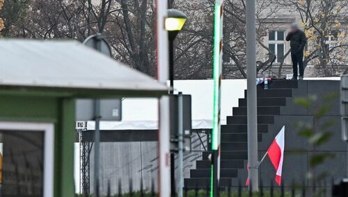 Mężczyzna na Pomniku Smoleńskim