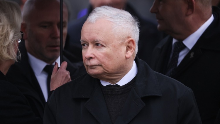 Jarosław Kaczyński przed pomnikiem Ofiar Tragedii Smoleńskiej na pl. Piłsudskiego w Warszawie