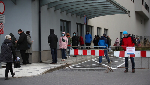 Kraków. Kolejka do badania na obecność koronawirusa
