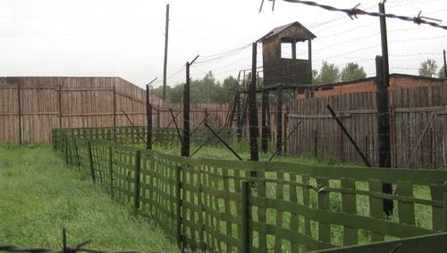 Pozostałości rosyjskiego pocisku wbite w nawierzchnię jezdni w Charkowie