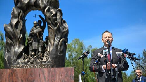 Kandydat na prezydenta Karol Nawrocki przed pomnikiem ofiar Rzezi Wołyńskiej w Domostawie