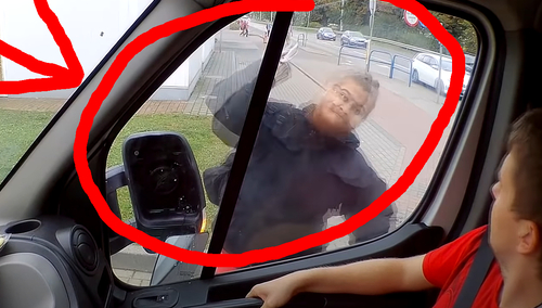 [video] Brutalny atak na furgonetkę "stop pedofilii"!