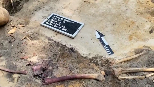 Szczątki jednej osoby i zarys kilku kolejnych jam grobowych odnaleziono podczas prac na terenie dawnego więzienia "Toledo" w Warszawie. 