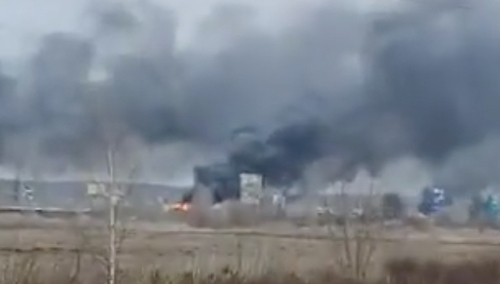 Płonie kolumna rosyjskich pojazdów w pobliżu lotniska w Hostomlu. Walki nadal trwają [WIDEO]